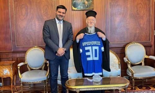 Φωτογραφία του Χάρη Λαζανά με τον Οικομενικό Πατριάρχη να κρατά τη φανέλα του ΠΑΣ Γιάννινα.