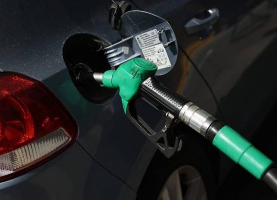 Γέμισμα ντεπόζιτου αυτοκινήτου.