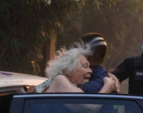 Συγκλονιστκή φωτογραφία μιας κυρίας να αγκαλιάζει έναν από τους πυροσβέστες που την έσωσαν, λόγω της καταστροφικής φωτιάς που ξέσπασε στην Πεντέλη Αττικής.