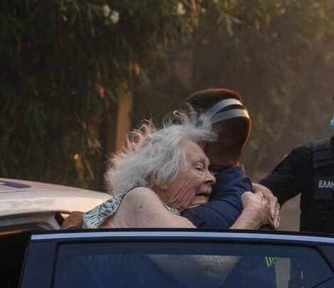 Συγκλονιστκή φωτογραφία μιας κυρίας να αγκαλιάζει έναν από τους πυροσβέστες που την έσωσαν, λόγω της καταστροφικής φωτιάς που ξέσπασε στην Πεντέλη Αττικής.