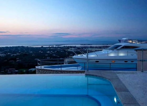 Φωτογραφία ενός υπερπολυτελούς γιοτ μέσα σε πισίνα.