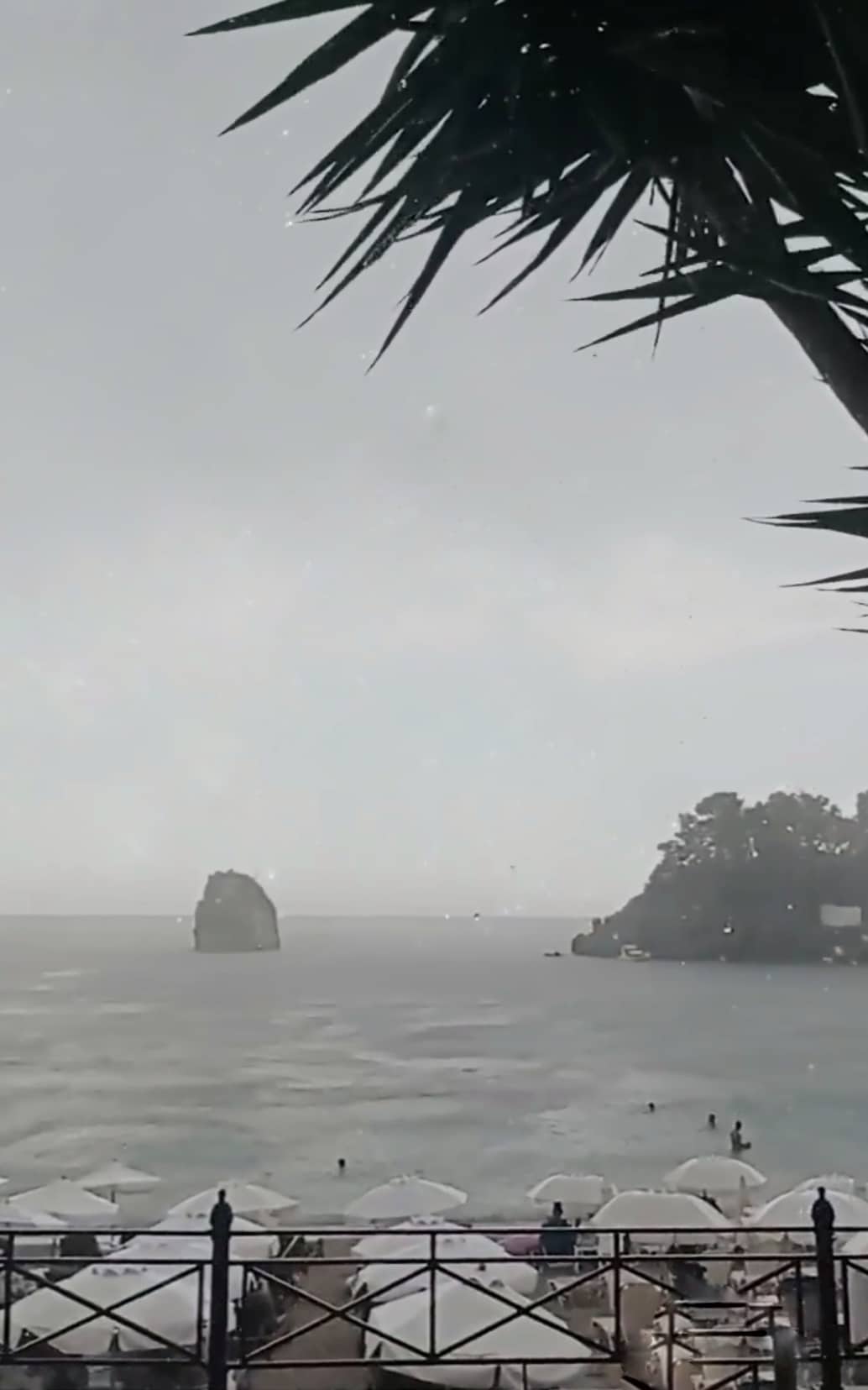 Μπουρίνι στα παράλια (video)