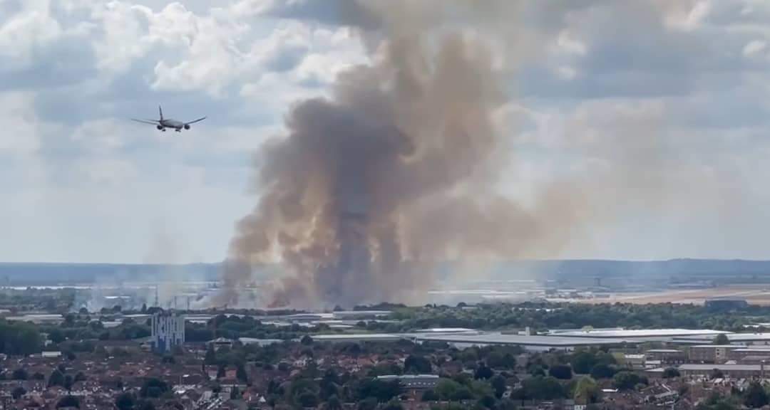 Μεγάλη φωτιά κοντά στο αεροδρόμιο Χίθροου