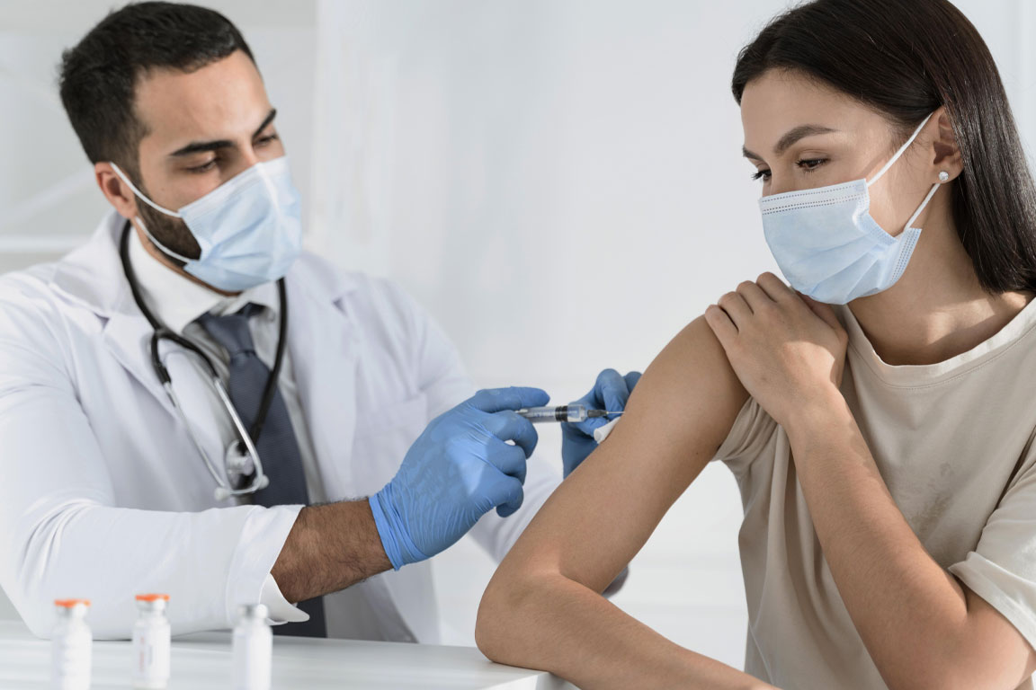 Σήμερα οι πρώτοι εμβολιασμοί με τα επικαιροποιημένα εμβόλια