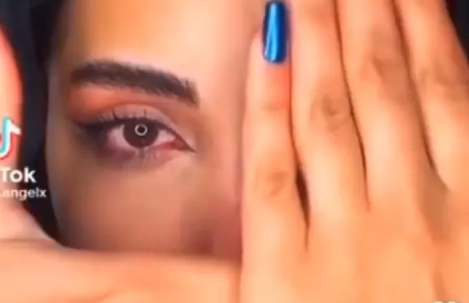 Ιράν: Μια κοπέλα δείχνει την κακοποίηση της από τις αρχές