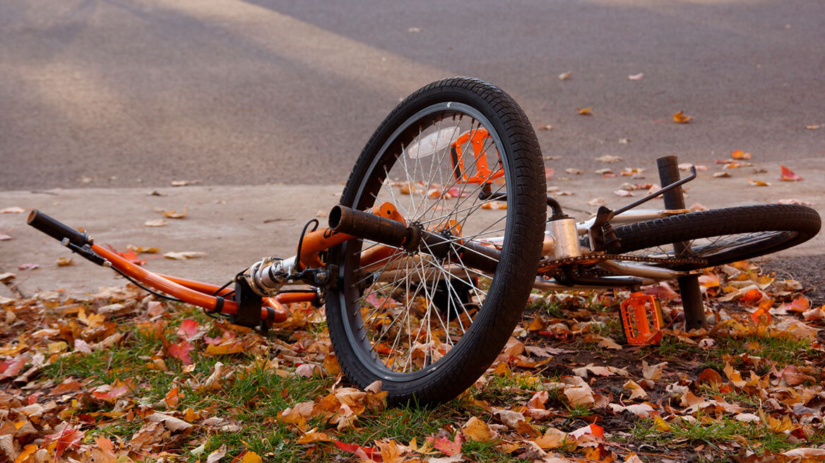 Οδηγός ΙΧ παρέσυρε ποδηλάτισσα