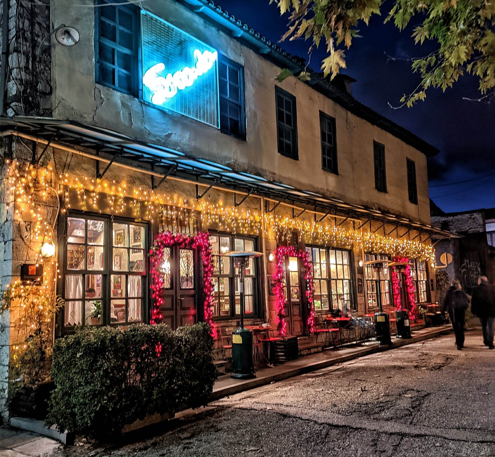 Τα Ιωάννινα φορούν τα γιορτινά τους