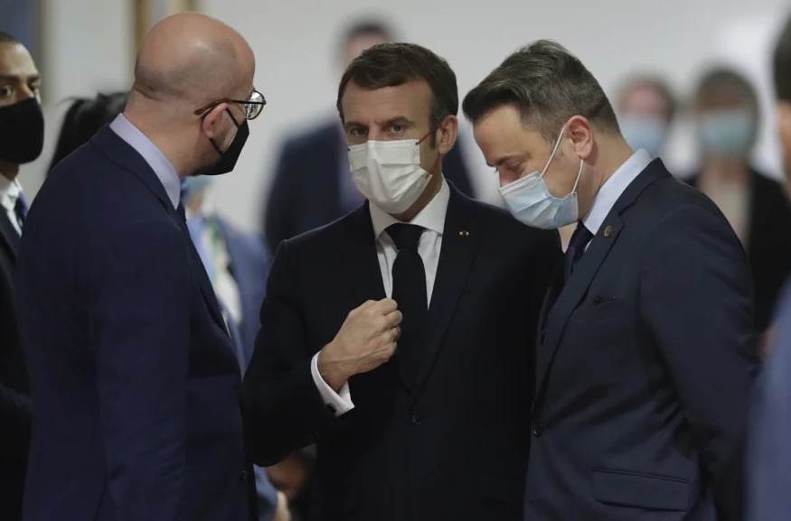 Η Γαλλία… ξανά φοράει μάσκα για τον Covid-19