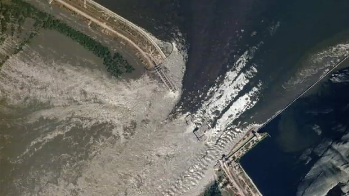 Καταστροφή στην Ουκρανία: Η πρώτη απεικόνιση από δορυφόρο μετά την έκρηξη του φράγματος Καχόβκα