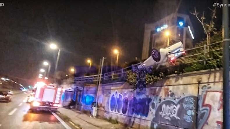 Σοκαριστικό τροχαίο – ΙΧ “κρεμόταν” στον αέρα