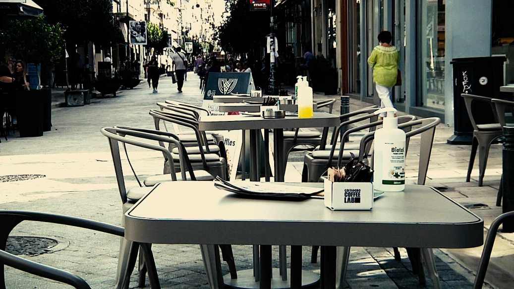 Δήμοι:Τριπλασιάζεται το πρόστιμο για αυθαίρετη κατάληψη δημόσιου χώρου από τραπεζοκαθίσματα